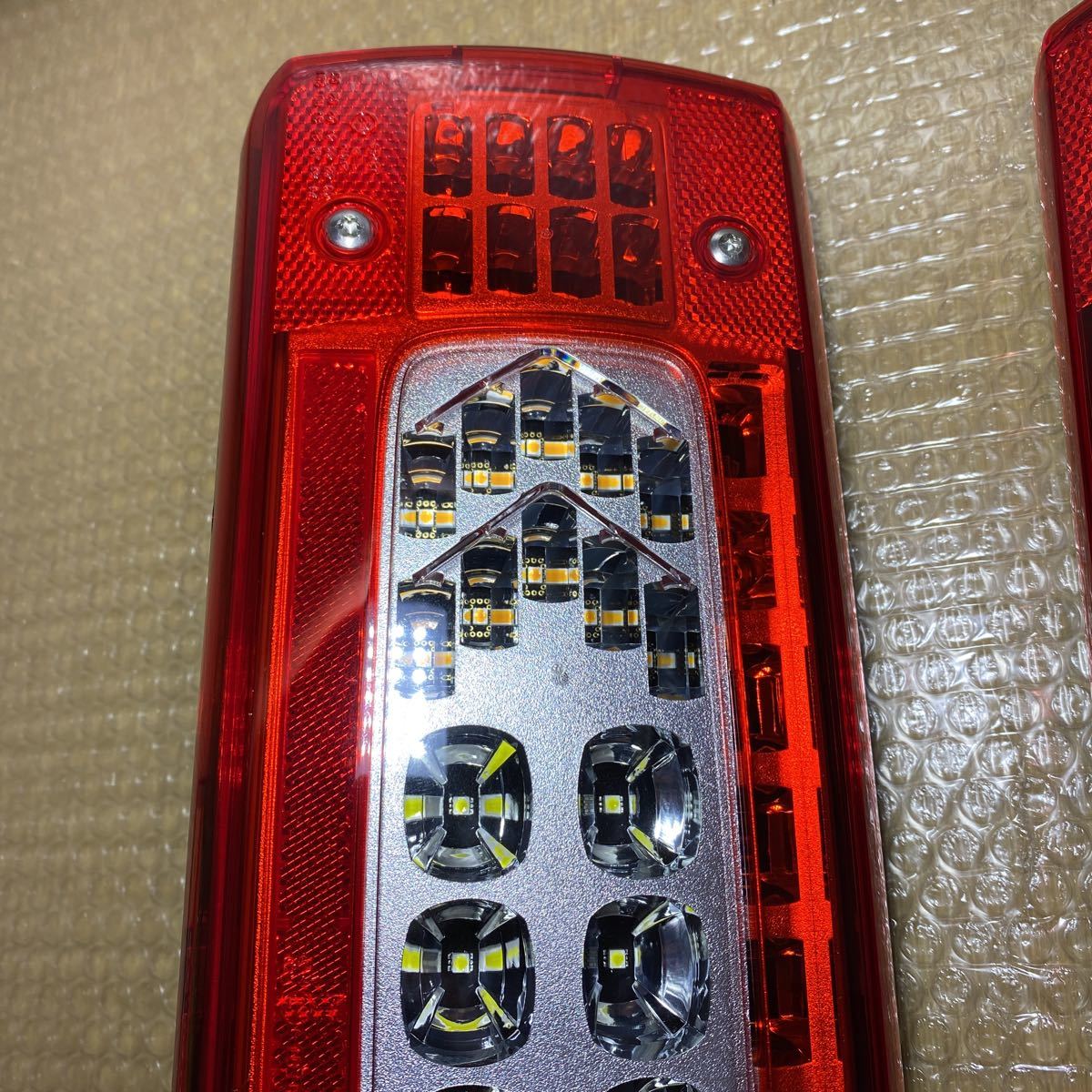 ☆UD ボルボ純正2連LED テールランプトラック 24V 左右セット