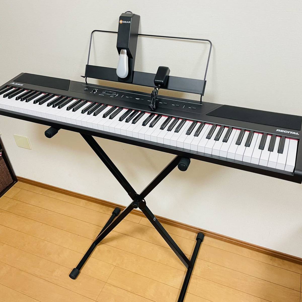 ストア 極美品 ALESIS RECITAL電子ピアノ 88鍵盤 スタンド付き