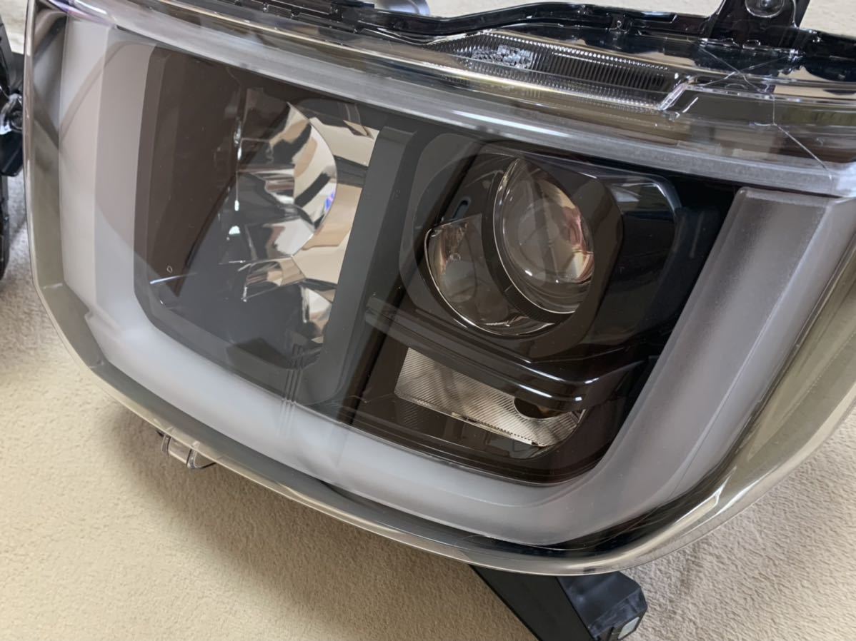 ダイハツ ウェイク LA700S 左右ヘッドライト セット-
