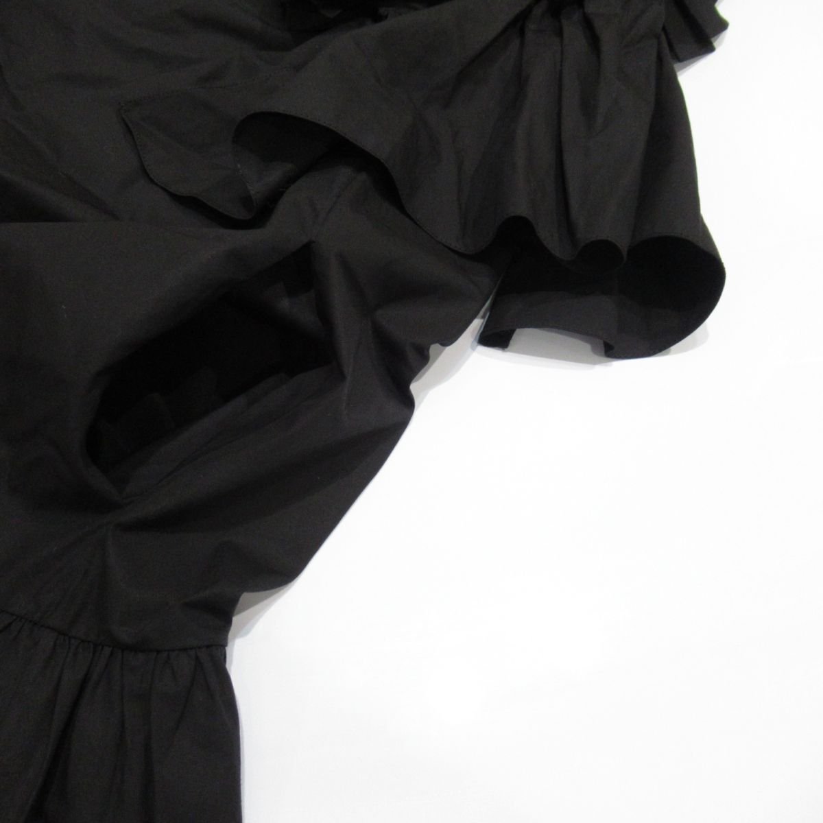 美品 2018年製 完売モデル 定価約23万 FENDI フェンディ 半袖 フレアスリーブ リボン フレア ドレス ワンピース 40 黒 ブラック_画像9