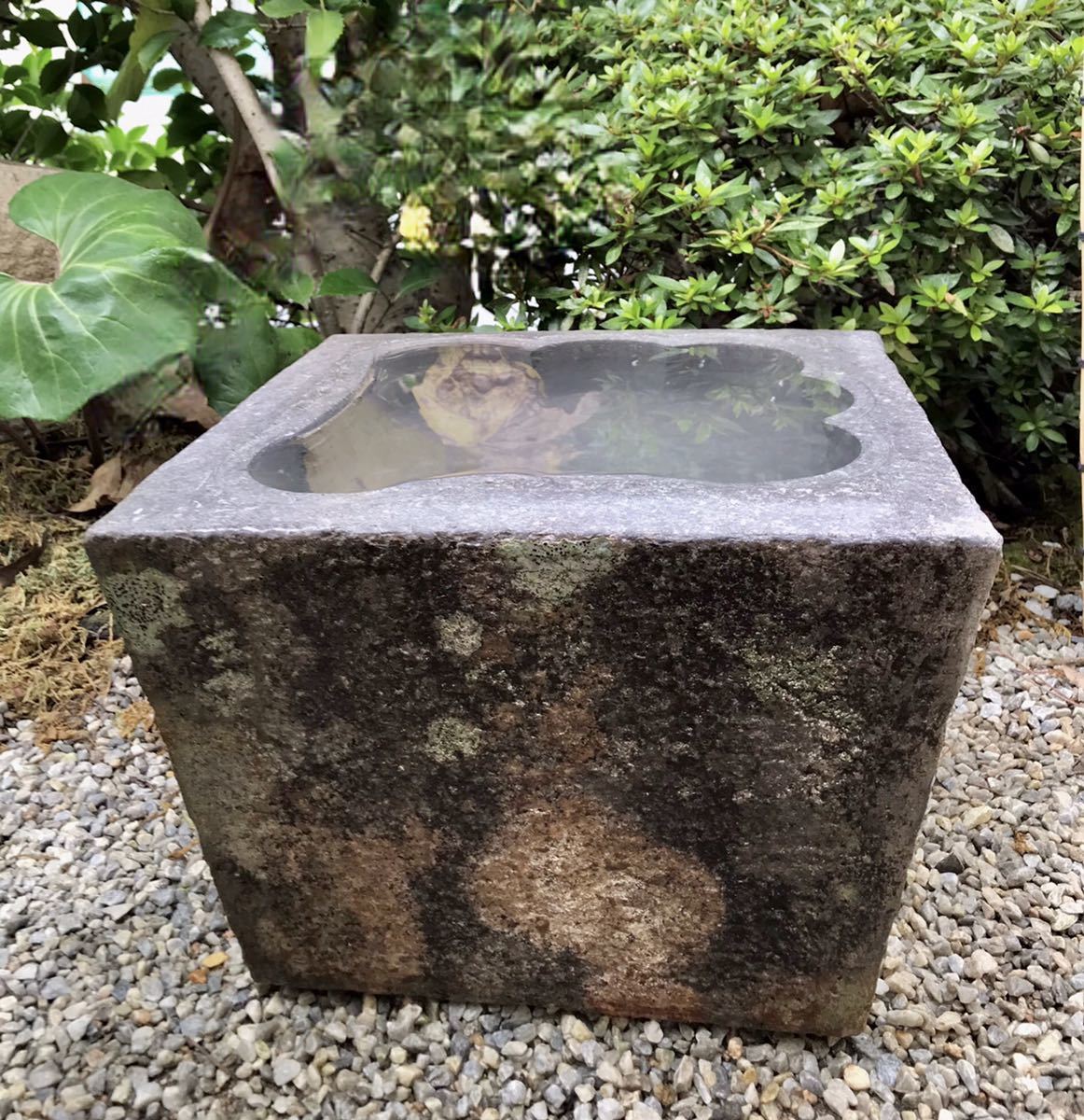 天然自然石・扇型水鉢・蹲・石鉢・オブジェ・ガーデニング-