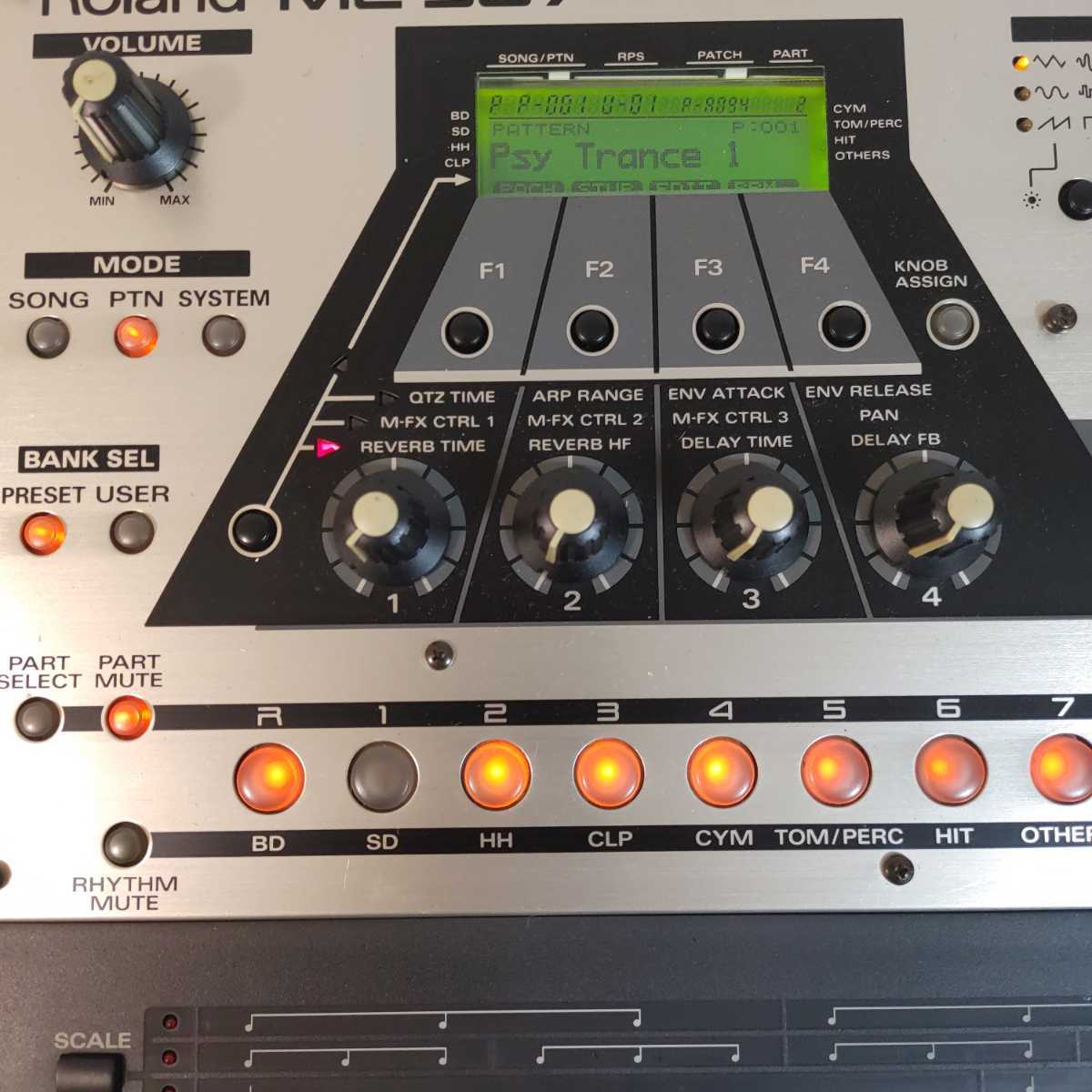 完動品 ROLAND ローランド MC-307 groovebox シーケンサー 完動品 ROLAND ローランド MC-307 groovebox シーケンサー