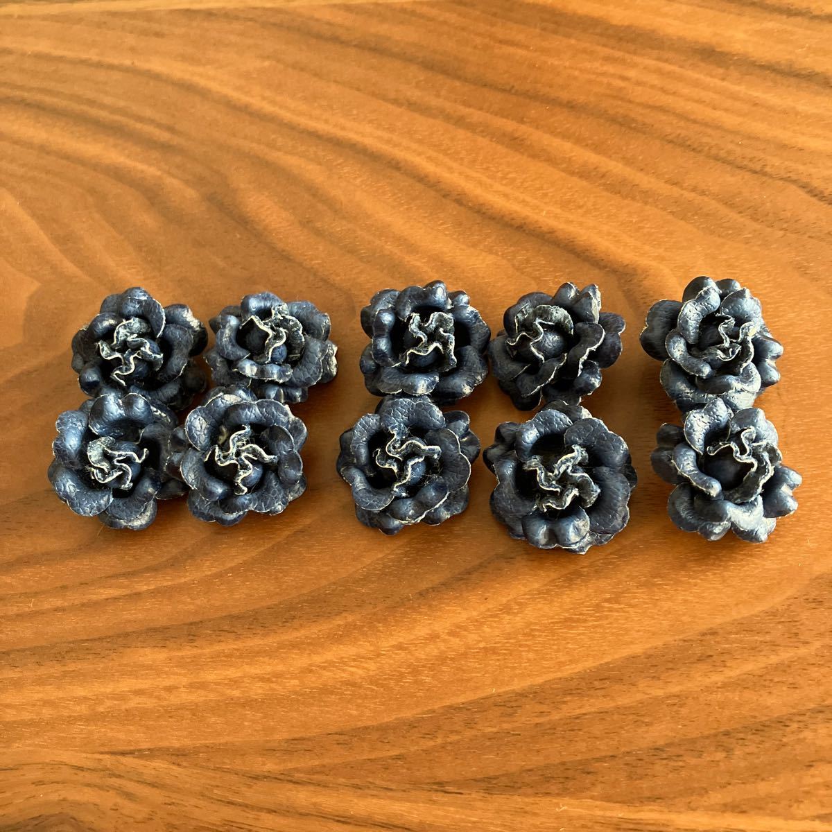 皮のような素材のボタン　10個　花型　花形　ブルー系　ハンドメイド　ハンドクラフト　手芸　手作り　パーツ