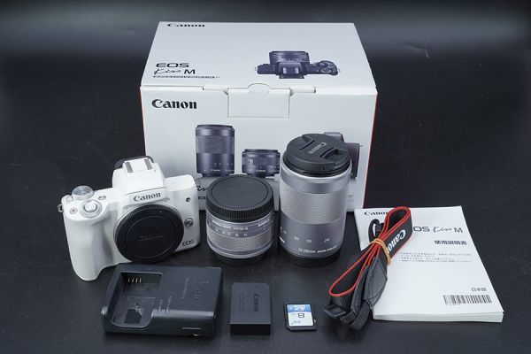 M9025【ミラーレス一眼】CANON EOS Kiss M ダブルズームキット 白