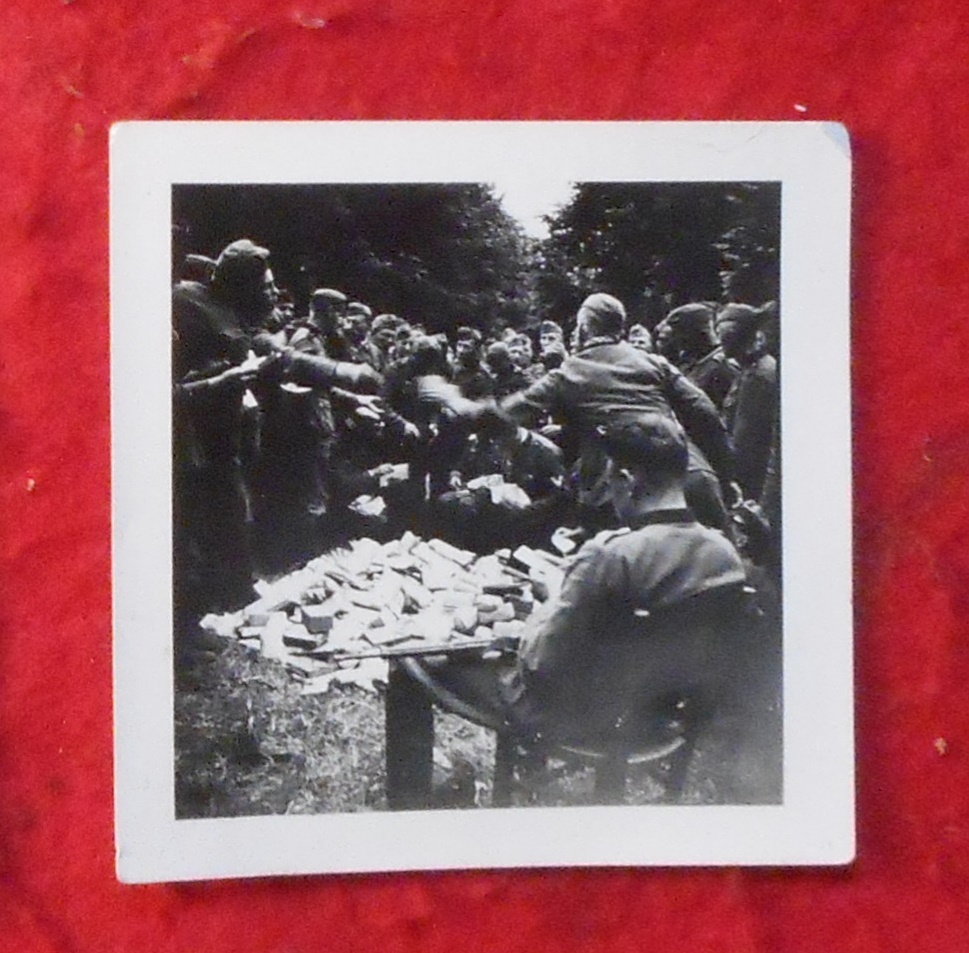 ■卍稀少! ナチスドイツ史料館 ●古写真 戦地にて慰問品？を受け取る陸軍の戦友たち 220901_画像1
