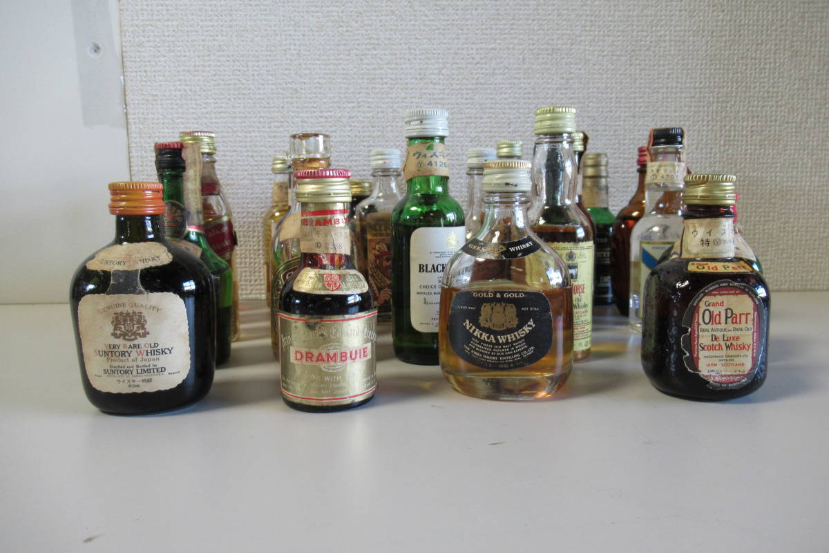 棚16.G30 ウイスキー NIKKA /VAT69/CUSENIER/特級 古酒.各種メーカー ミニボトル 48ml/50ml 27点セットの画像1