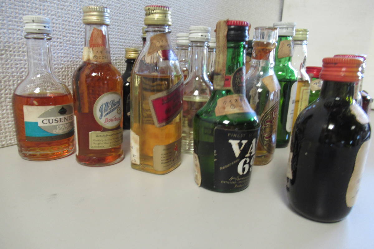 棚16.G30 ウイスキー NIKKA /VAT69/CUSENIER/特級 古酒.各種メーカー ミニボトル 48ml/50ml 27点セットの画像2