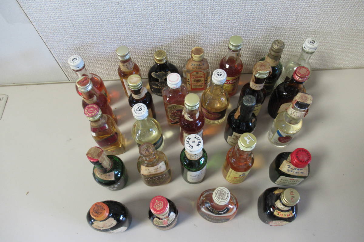 棚16.G30 ウイスキー NIKKA /VAT69/CUSENIER/特級 古酒.各種メーカー ミニボトル 48ml/50ml 27点セットの画像4