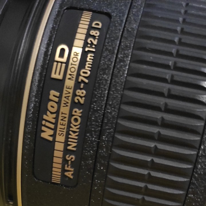 ハードケース、フード付　Nikon ED AF-S NIKKOR 28-70mm f2.8Dオートフォーカス不可、マニュアル専用！