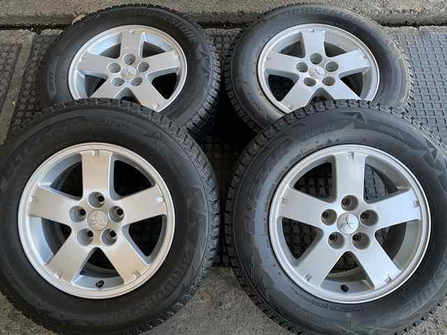 215/70R16☆8分山ブリザックDM-V2*美品三菱デリカD:5純正アルミ