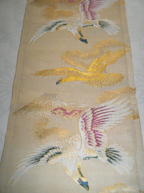 ：古布４２３：帯のハギレ 正絹 富士山・鷹・雲取り模様などの図 ９３㎝×３４㎝ 市松人形 細工物 手芸 ハギレ の画像5