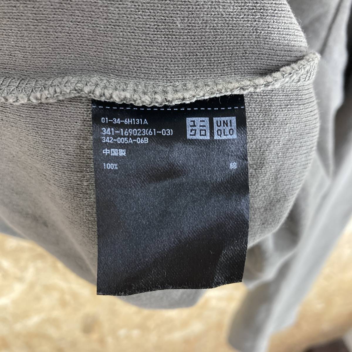 YA423【2003】UNIQLO Tシャツ Mサイズ [平置き 身丈約60cm 身巾約49cm] メンズ レディース トレーナー トップス オリーブ【220203000031】_画像4