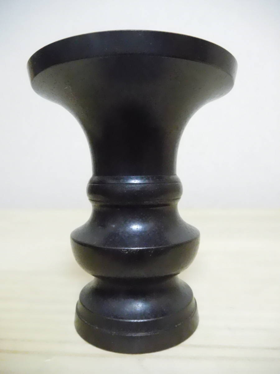 X268-168W　仏具　花瓶　真鍮　中古　高さ約9.5ｃｍ　(和押し横)_画像1