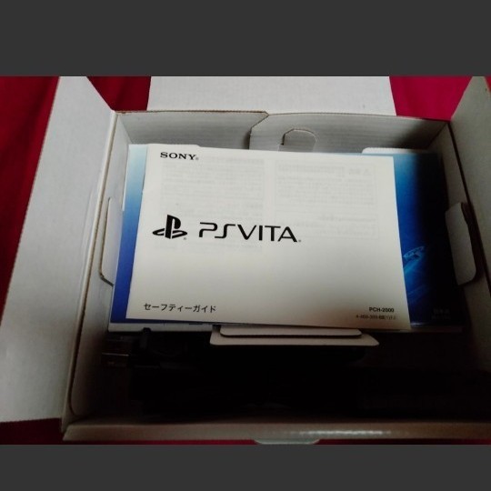 美品 PSVITA 本体 ホワイト(PCH-2000)1GB内蔵 Wi-Fiモデル PlayStation 