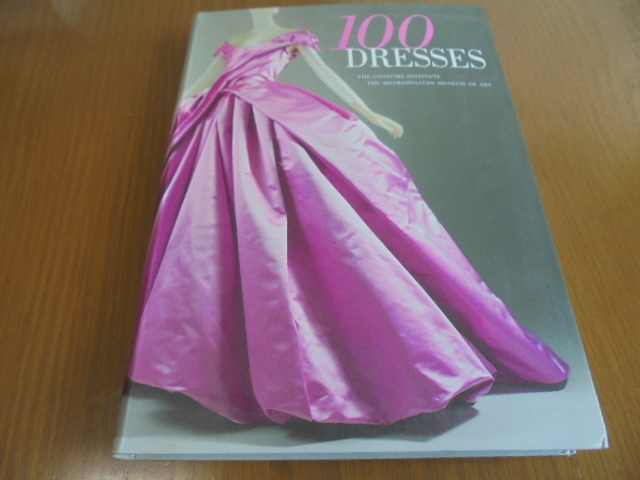 洋書100 Dresses　メトロポリタン美術館常設コスチューム　ドレス　シャネル、サンローラン、ヴェルサーチ、ヴィヴィアン、マックイーン_画像1