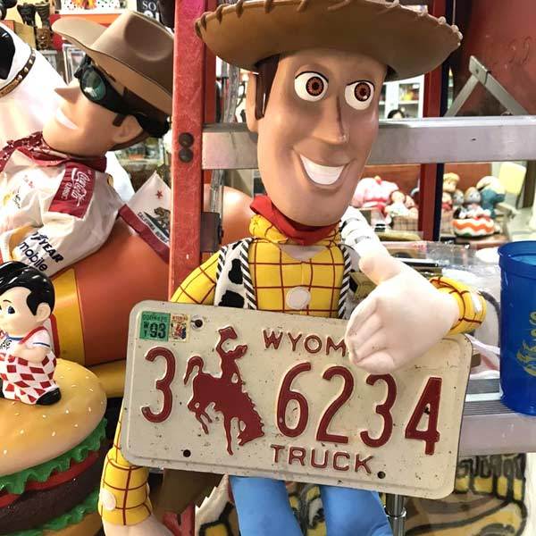 USED ナンバープレート ワイオミング州1枚 Wyoming アメリカン雑貨 ヴィンテージ インテリア雑貨 ガレージ ディスプレイ ショップ_画像1