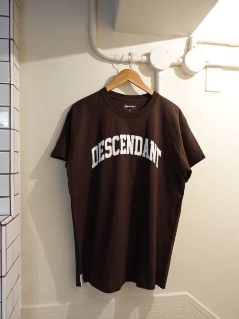 今季一番 ディセンダント DESCENDANT アーチロゴ Tシャツ 茶 サイズ2 SS TEE 文字、ロゴ 今季一番 ディセンダント DESCENDANT アーチロゴ Tシャツ 茶 サイズ2 SS TEE 文字、ロゴ