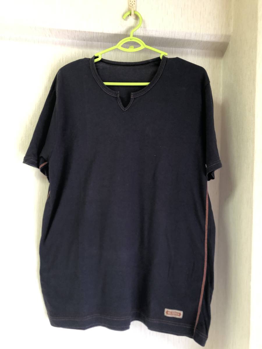 USED品　黒地にオレンジのステッチ　シンプルなTシャツ　DE-NIMES_画像1