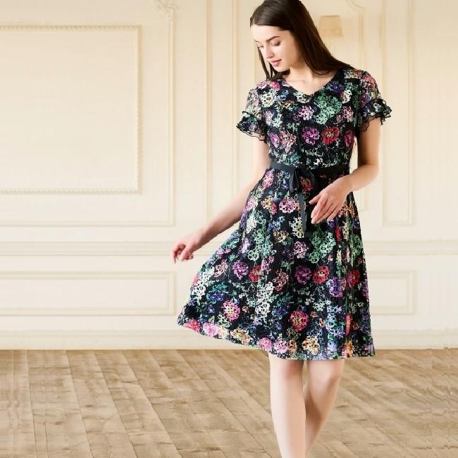 ーチが 新品未使用スーパービューティーお洒落な花柄ワンピースの通販