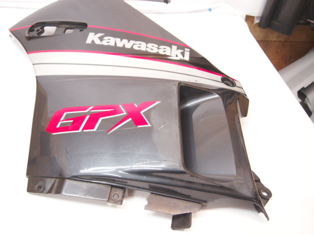 GPX400純正アッパーカウル左 ヒビ欠け複数で補修用に。_画像2