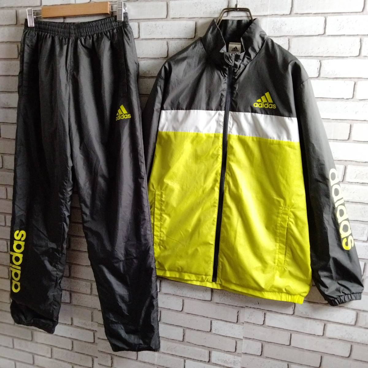 adidas☆ウインドブレーカー　シャカシャカ　ジャージ　上下セット　セットアップ　ロゴプリント　灰色×黄色×白　キッズ　160