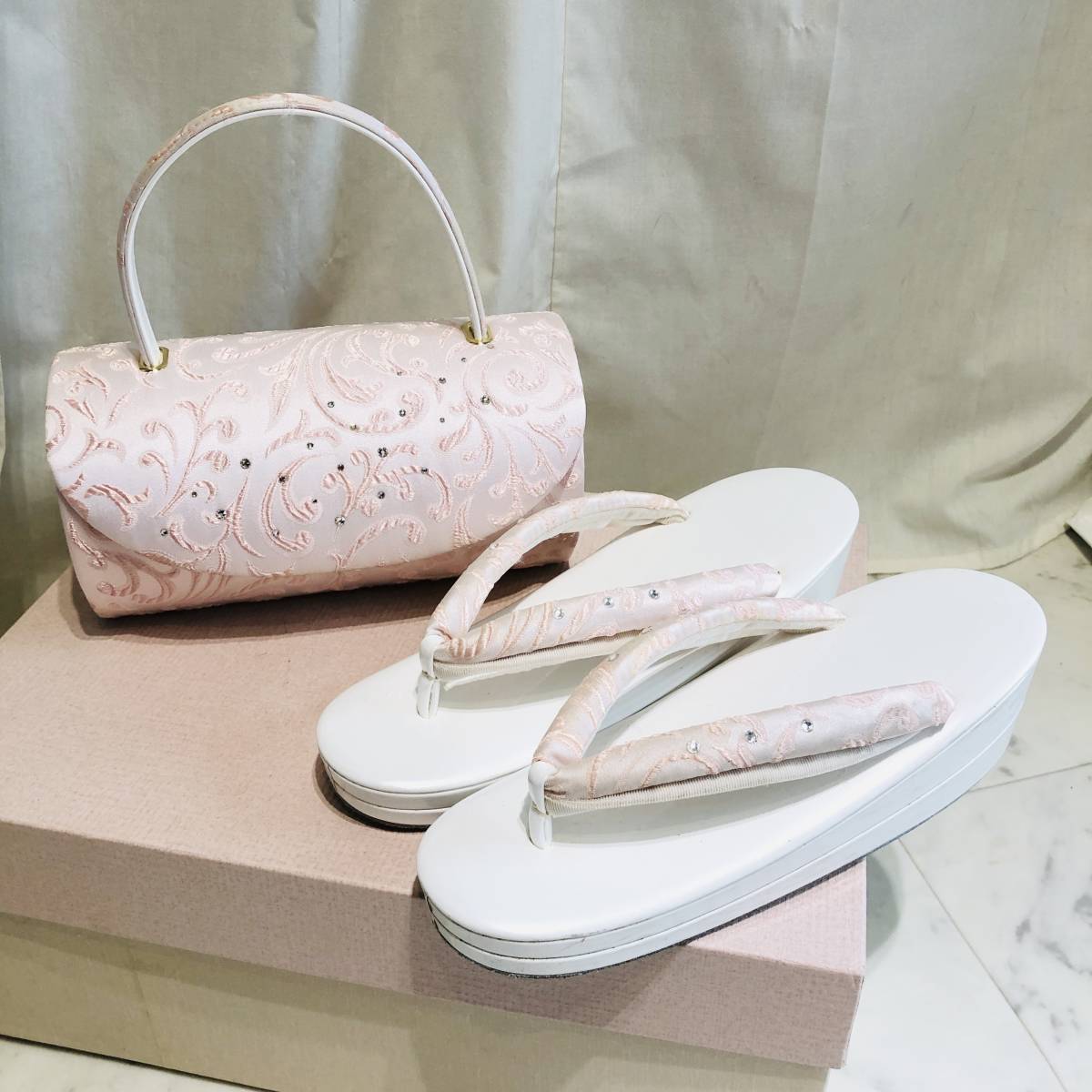 新品未読品 成人式のファーとカバンと下駄と髪飾りです。 www.tunic.store