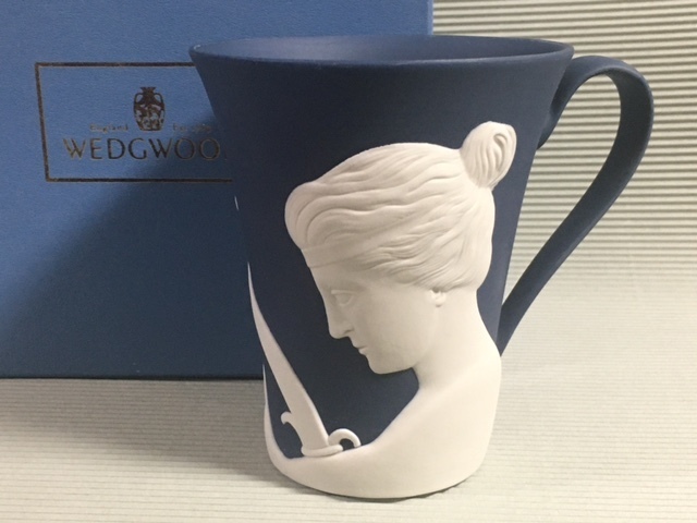 ◎ウェッジウッド250周年記念 紺色ジャスパー 綺麗なマグカップ 「演奏