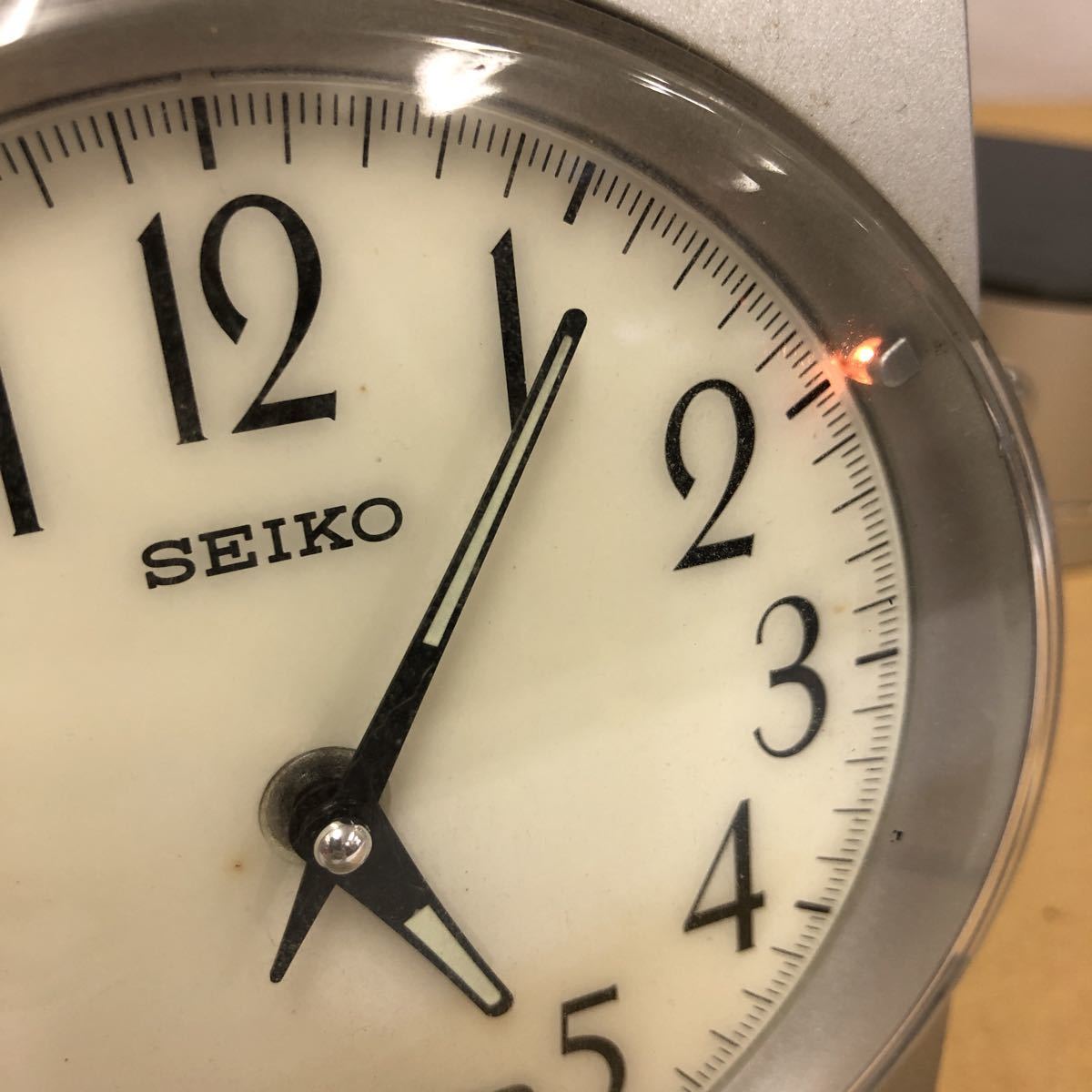 ◎【SEIKO】置時計 セイコー デジタル 連続秒針 シルバー アラーム 動作品 スタイリッシュ 38-37_画像7