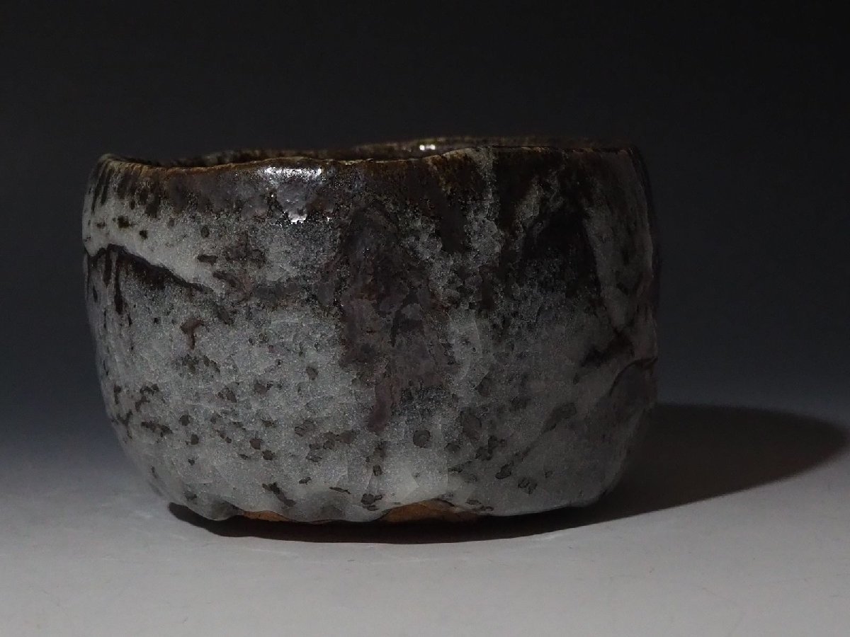 大人も着やすいシンプルファッション 《小川処堂》 名品 ≪ 鬼志野茶碗