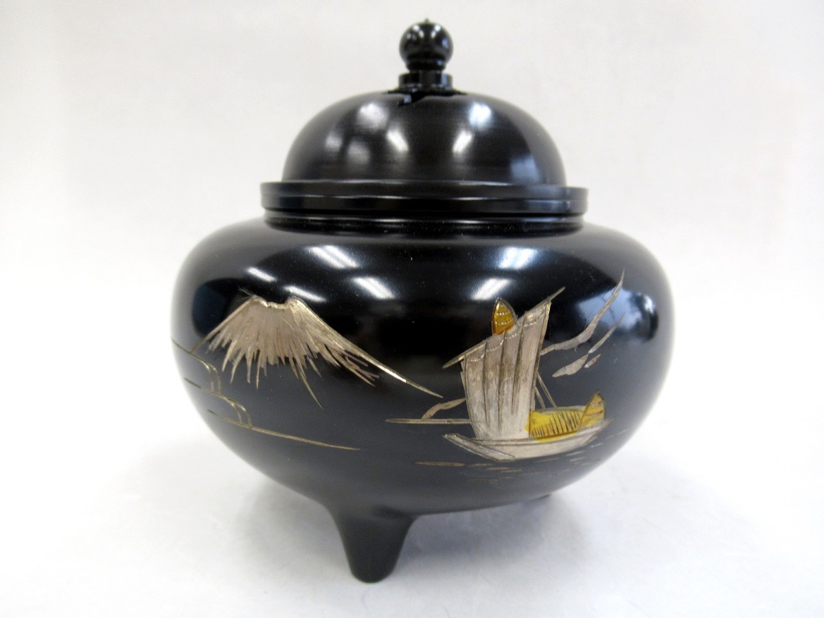 高岡銅器　香炉　彫金入　平型　芙蓉文（富士山）桐箱入　/　手彫り彫金　金銀象嵌入　黄銅製　香炉　香立