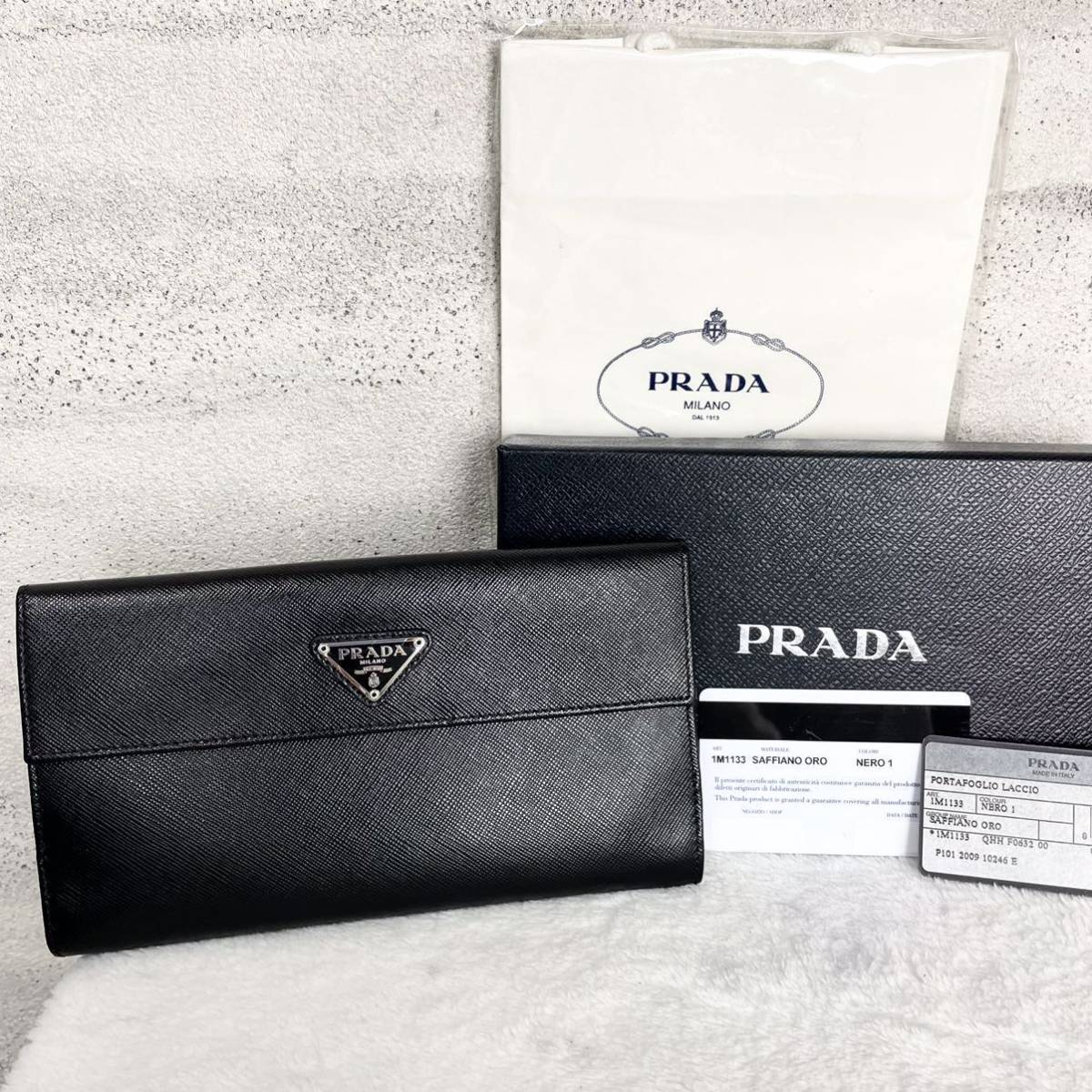 ✨未使用に近い・箱付き✨ PRADA ミニ財布 三角プレート ナイロン 刻印