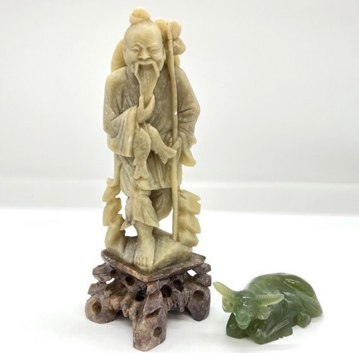 中国美術 置物 2点 天然石 彫刻 翡翠？ 老人の高さ15cm