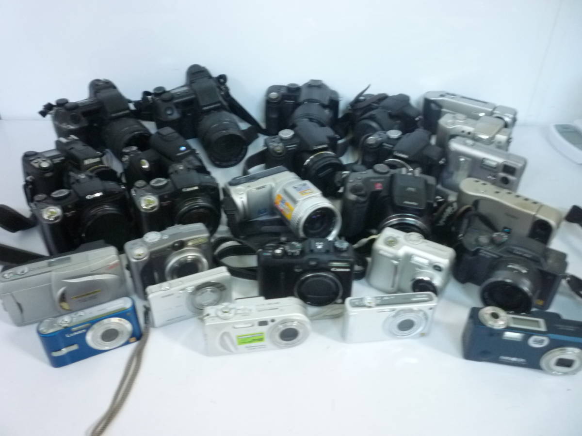 40928-1 ジャンク　大量　26個　デジタルカメラ 一眼レフカメラ　OLYMPUS CANON Panasonic FUJIFILM など デジカメ _画像1