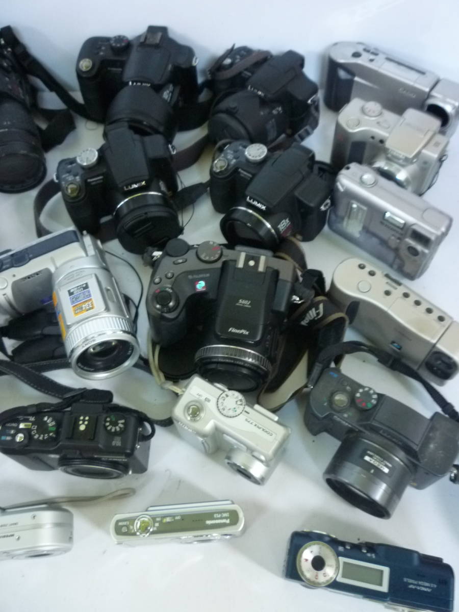 40928-1 ジャンク　大量　26個　デジタルカメラ 一眼レフカメラ　OLYMPUS CANON Panasonic FUJIFILM など デジカメ _画像4