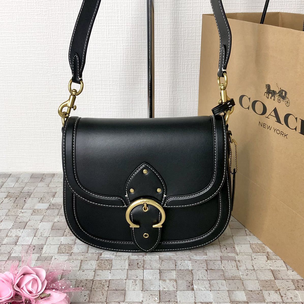 安いアウトレット店舗 新品 COACH ブラックショルダービートサドル