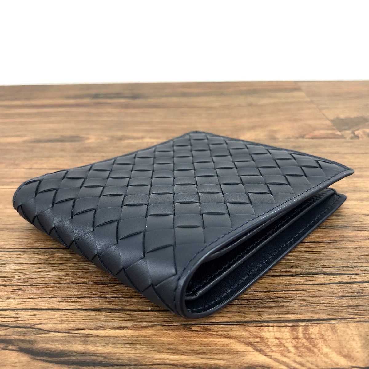 ☆送料無料☆ 未使用品 BOTTEGA VENETA 二つ折り財布 カーフスキン ネイビー 箱付き 79_画像6