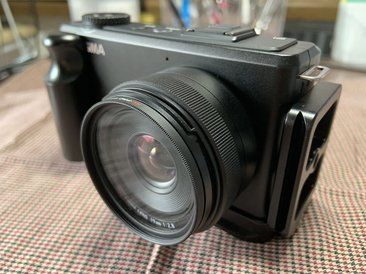 SIGMA DP1 Merrill & L型クイックリリースブラケット、カスタムグリップ付き