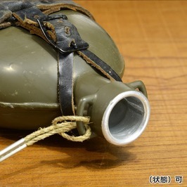 チェコ軍放出品 キャンティーン M60 アルミ製 レザーストラップ付 [ プラ栓 / 破損あり ] 捷軍放出品 アルミニウム製_画像4