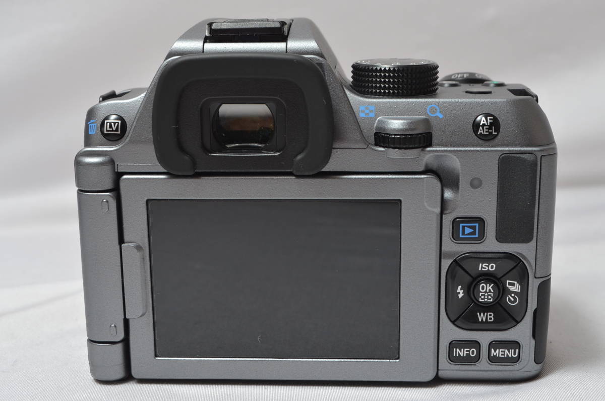 220716☆ほぼ新品☆PENTAX K-70 ボディ シルバー デジタル一眼レフカメラ 超高感度 2424万画素APS-C センサー 