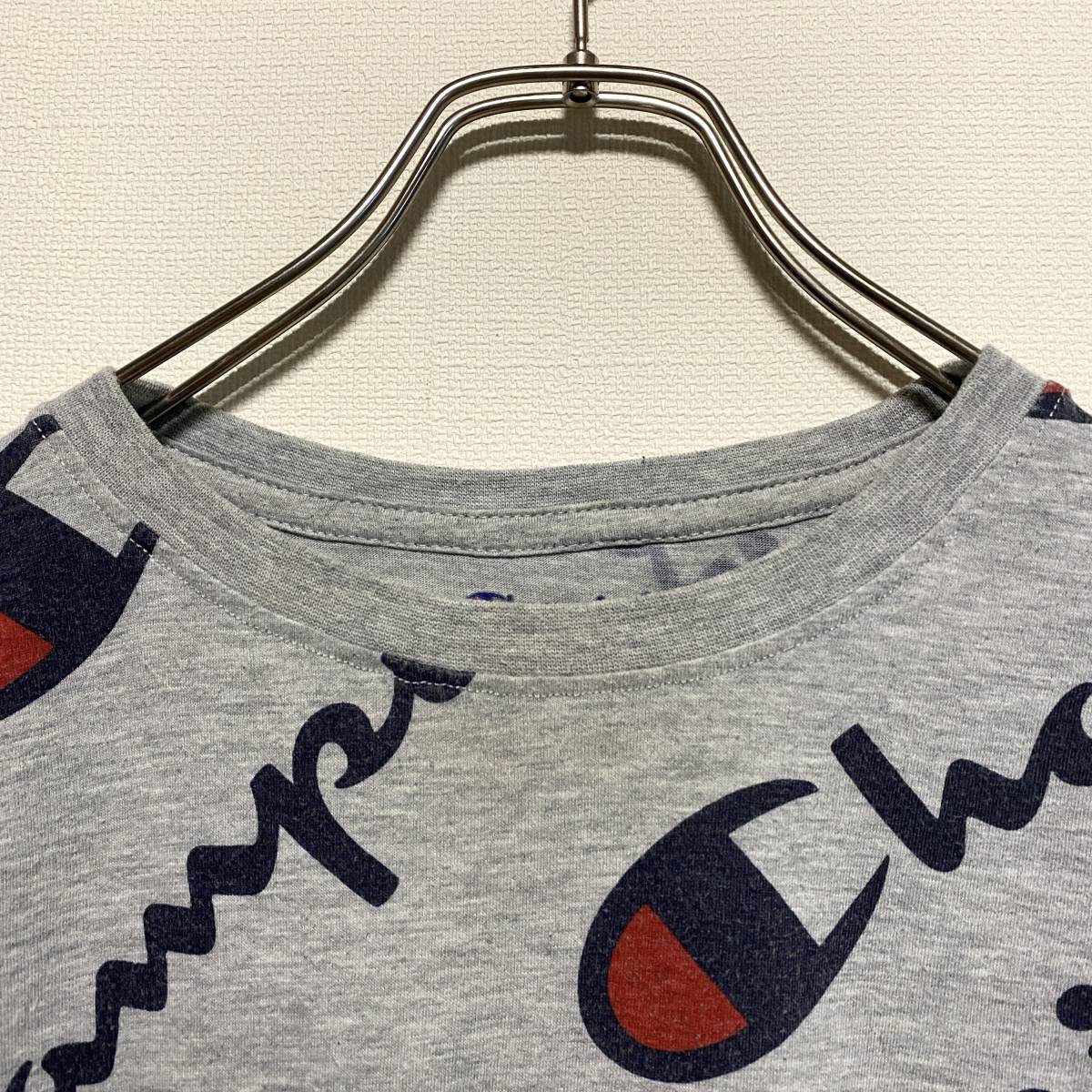 アメリカ古着　champion チャンピオン　半袖Tシャツ　総柄　ロゴ　グレー　【E55】_画像4