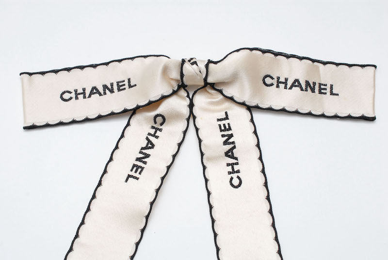 シャネル CHANEL ブローチ ロゴ リボン サテン アイボリー シャネル