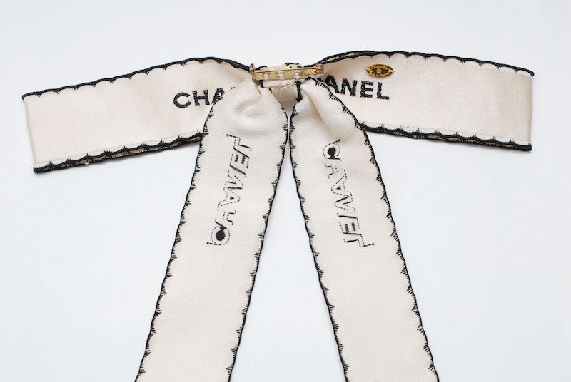 シャネル CHANEL ブローチ ロゴ リボン サテン アイボリー シャネル