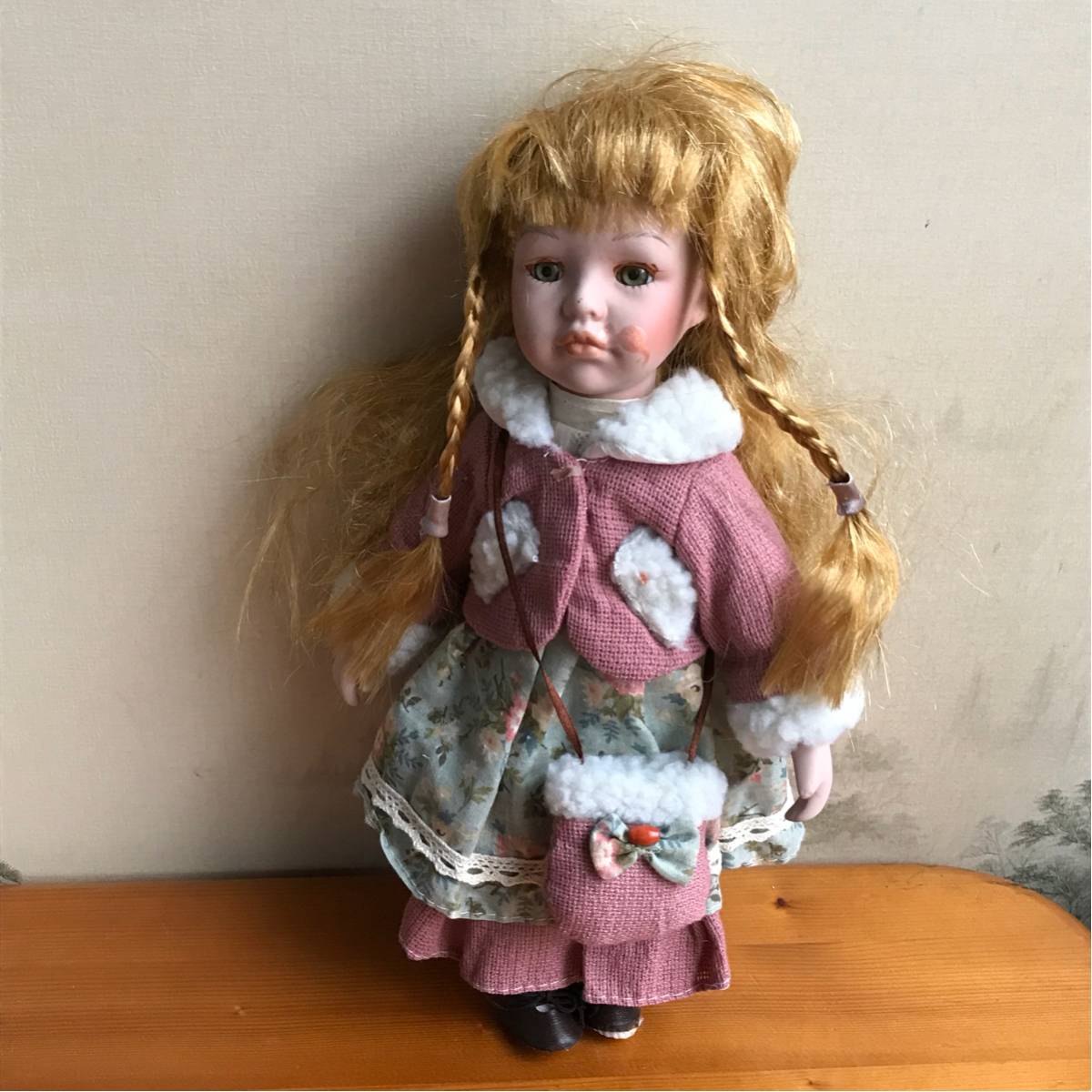  antique manner doll height approximately 31cm doll ceramics made. head . doll I hand ., pair .. ceramics made trunk body is cloth made?