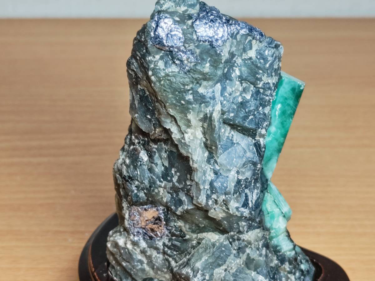 緑柱石・679g】 エメラルド ベリル 原石 宝石 ジュエリー 誕生石 鑑賞