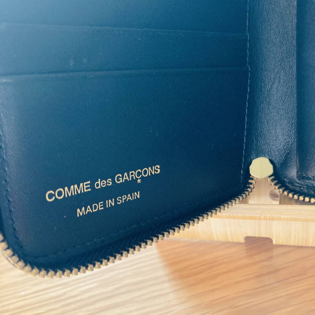 ☆美品☆ COMME des GARCONS コムデギャルソン エンボス ロゴ 黒 二