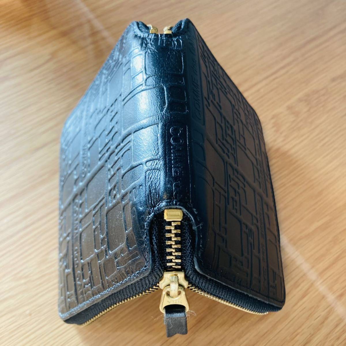 ☆美品☆ COMME des GARCONS コムデギャルソン エンボス ロゴ 黒 二