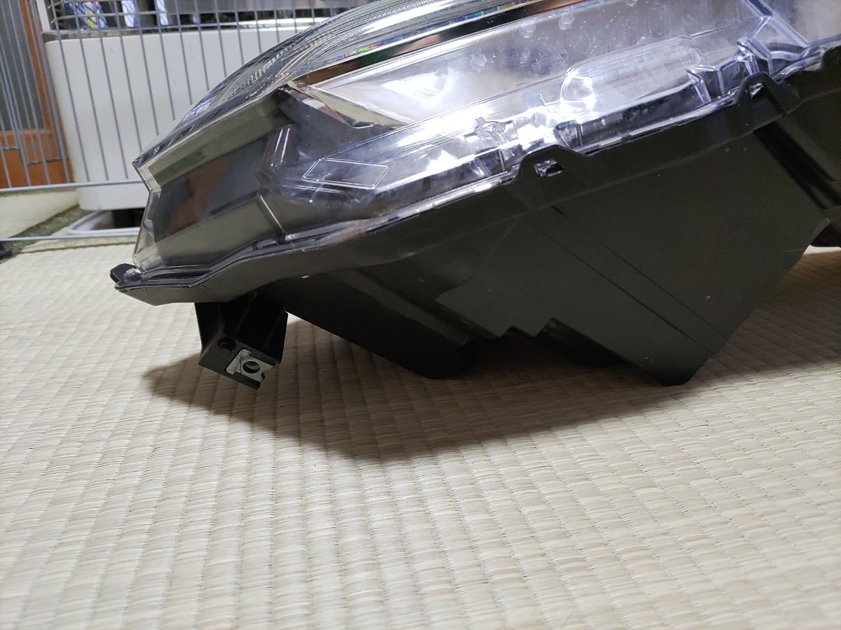 新作 ※※ホンダ「ヴェゼル」純正左ヘッドライト ホンダ「ヴェゼル」純正