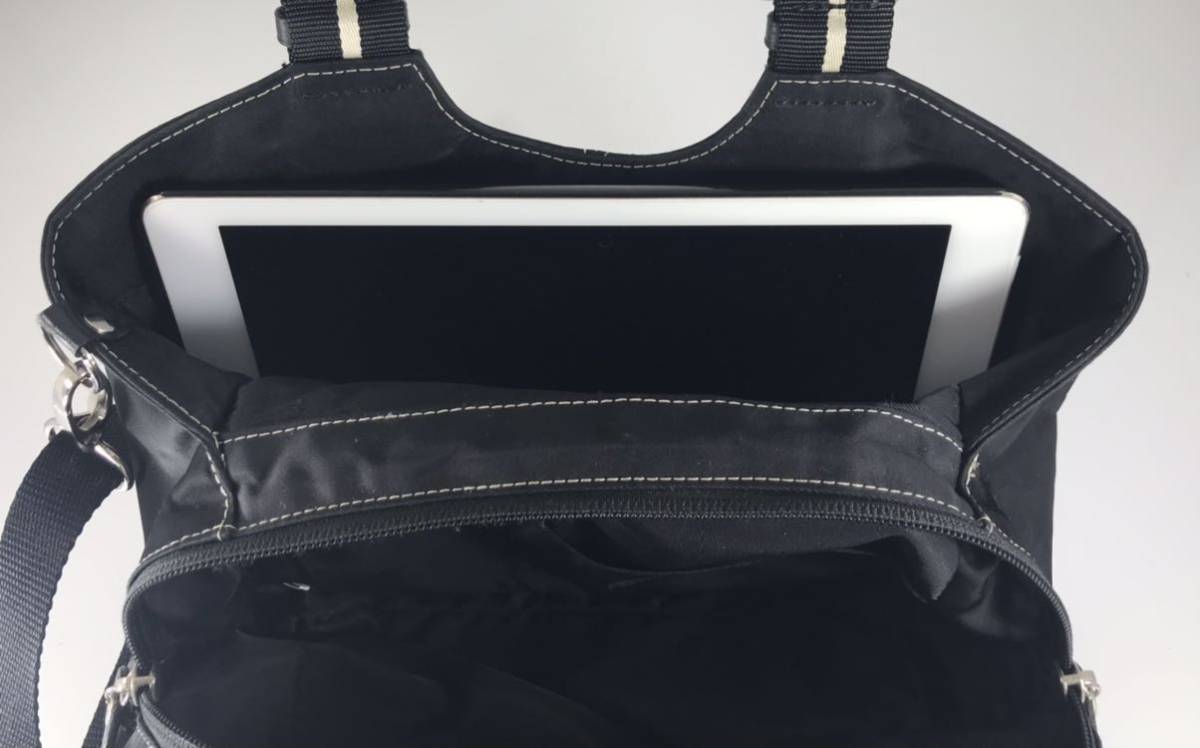 極美品 agnes b アニエス・ベー 男女兼用 2WAY 可愛い レザー×ナイロン 軽量 iPad収納 ブラック トート&ショルダーバッグ です。