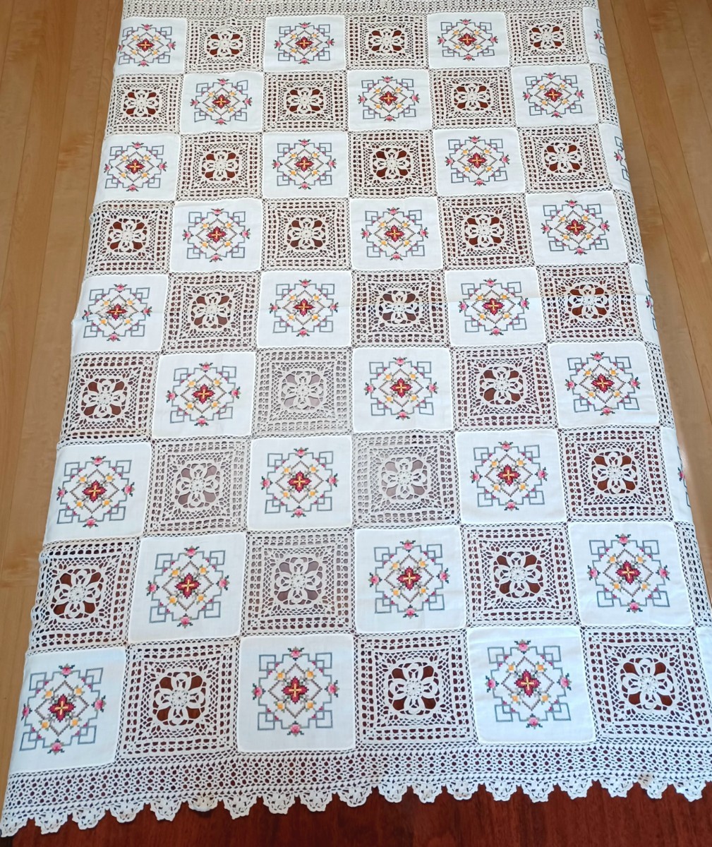 テーブルクロス 150cm×120cm クロスステッチ刺繍モチーフと テーブルクロス 150cm×120cm クロスステッチ刺繍モチーフと