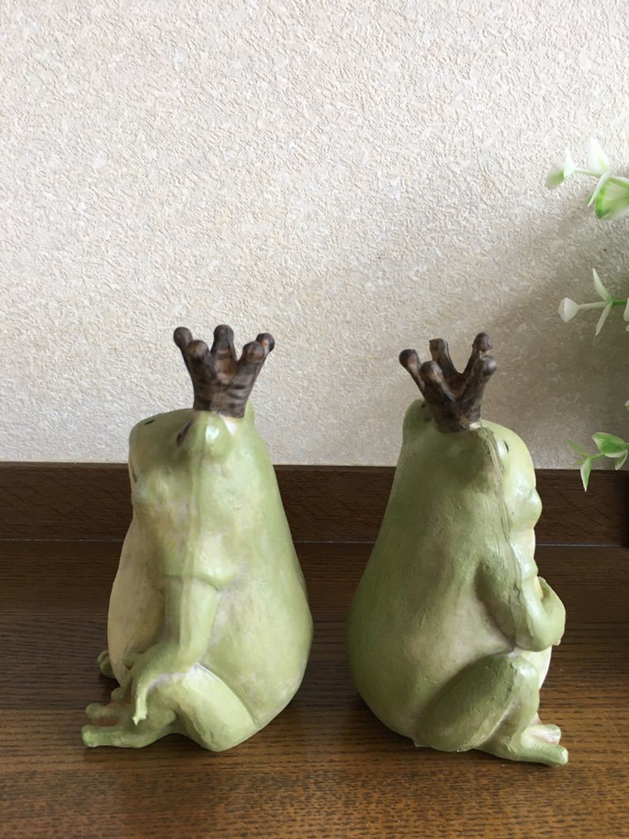  frog. ornament!...... frog frog. king 2 piece set .. thing ...